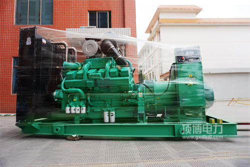 津巴布韋客戶采購(gòu)頂博重慶康明斯800kw開架柴油發(fā)電機(jī)組