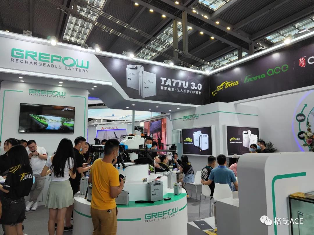 參展人員詢問(wèn)產(chǎn)品