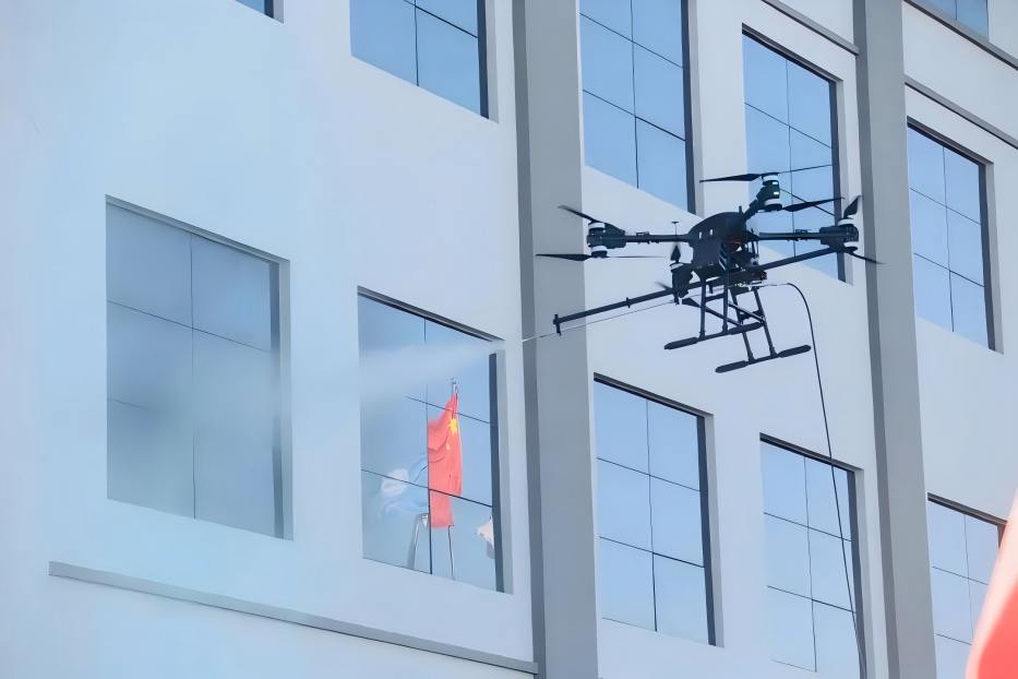 高空清洗無人機作業(yè)